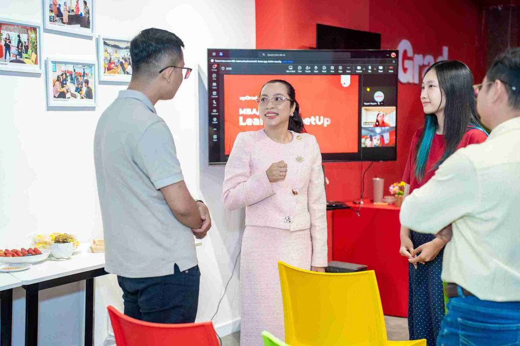 Học viên MBA online trao đổi trực tiếp với cựu sinh viên trong workshop